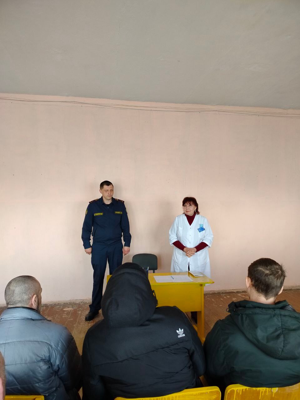 &quot;Путь в никуда&quot;: важная беседа о вреде алкоголя с осужденными в Калининском районе.