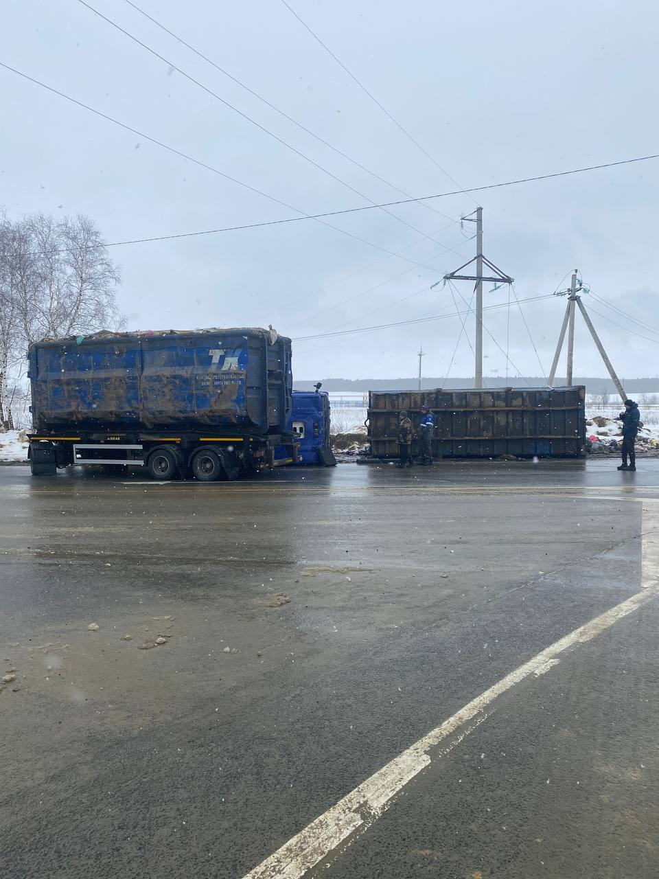 ВОДИТЕЛЬ НЕ СПРАВИЛСЯ С УПРАВЛЕНИЕМ И ДОПУСТИЛ ОПРОКИДЫВАНИЕ АВТОМОБИЛЯ С ГРУЗОМ.