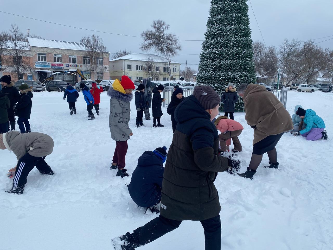 В преддверии праздника ребята из Дома детского творчества слепили снеговиков.